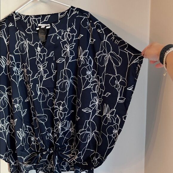 Chico's Navy White Floral Blouse with tie front and blousy sleeves size 12 NWT! - Picture 5 of 9
